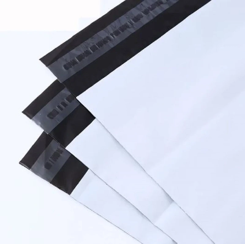 Detail lepícího proužku plastové obálky